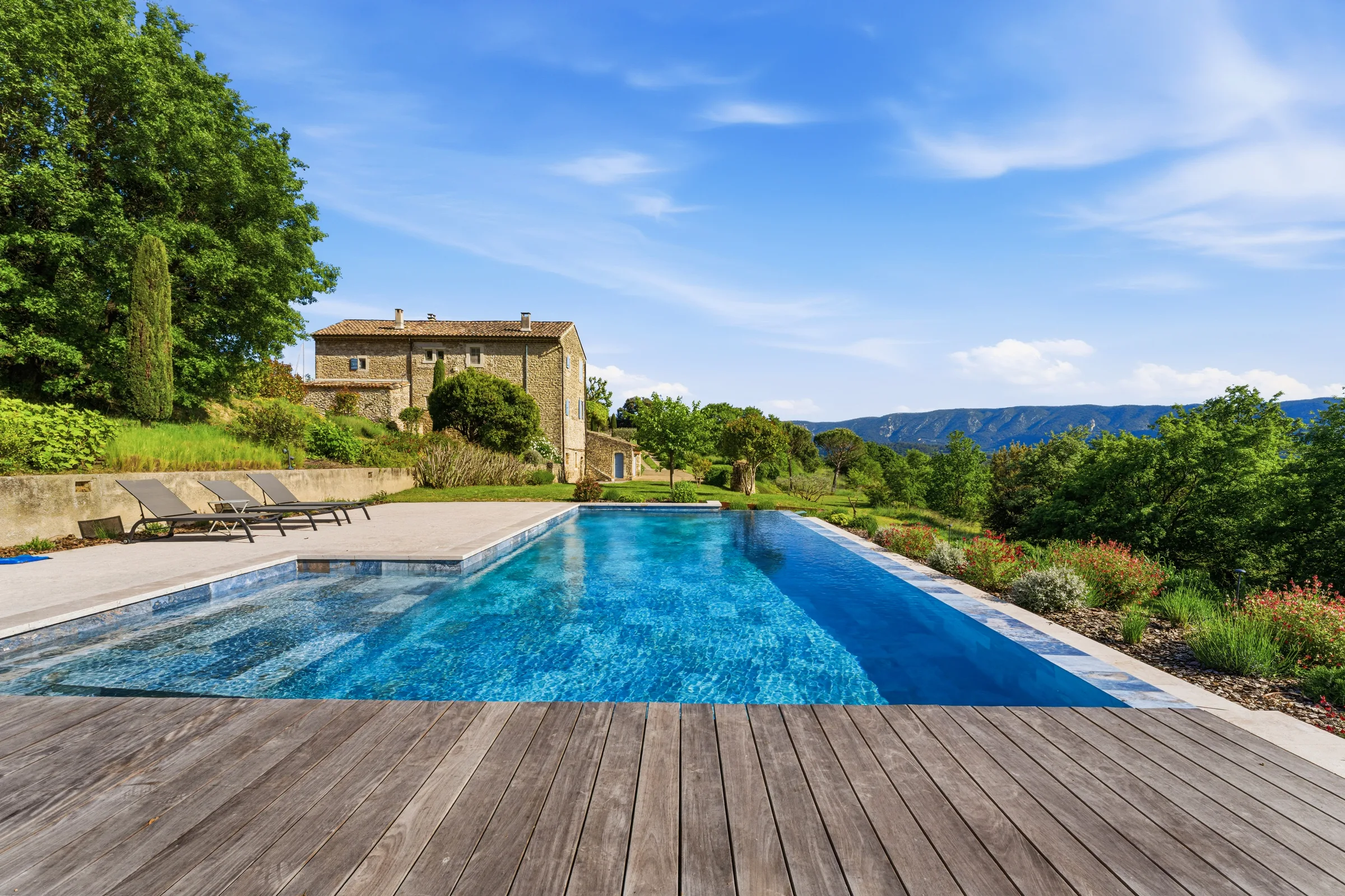 Gordes — Piscine à débordement